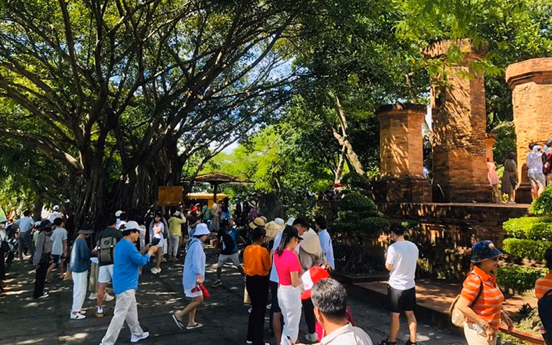 Ponagar Tower Relic Site in Nha Trang City (Khanh Hoa Province) welcomed numerous tourists during the holidays.