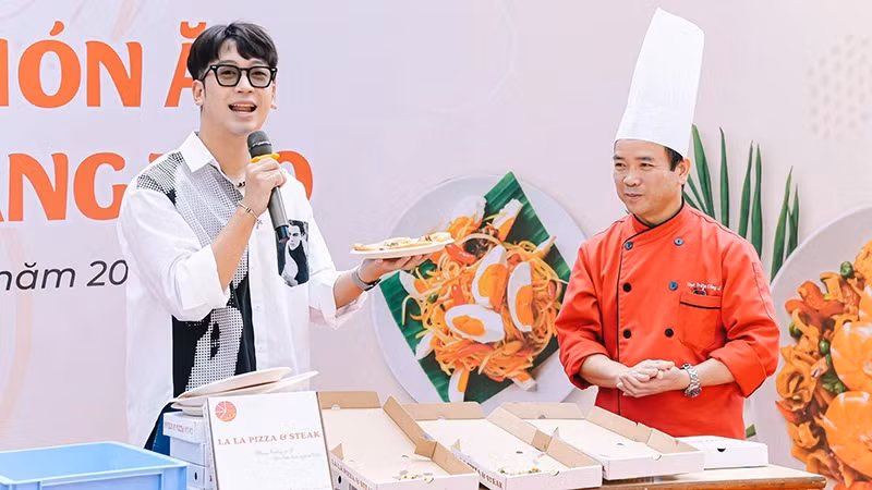 Food Blogger Ninh Tito tastes creative pizza. (Photo: Hanoi Association for Communication and Public Relations)