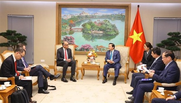Deputy Prime Minister Tran Hong Ha (right) on February 15 receives Surendra Rosha, Co-Chief Executive of HSBC Asia-Pacific. (Photo: VNA) 