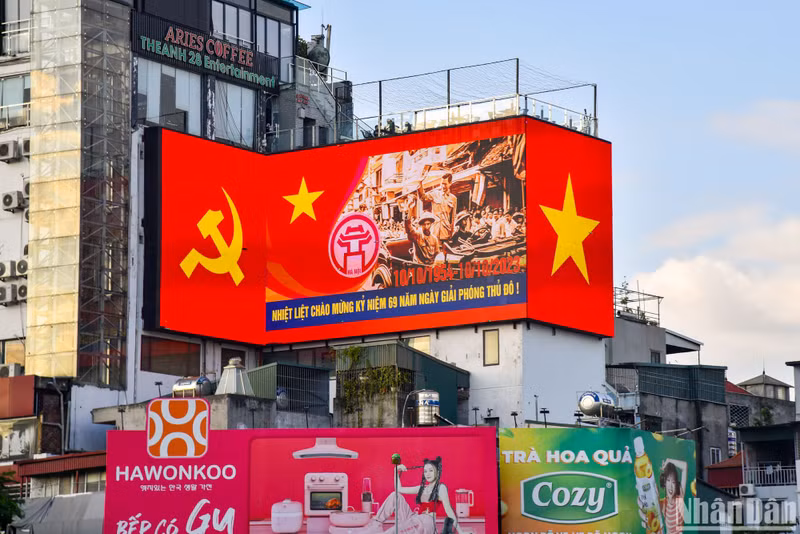 The advertising LED screen also gives way to a poster with the red national flag with a yellow star in the centre, reminding that the important day for the capital’s citizens is approaching. The advertising LED screen also gives way to a poster with the red national flag with a yellow star in the centre, reminding that the important day for the capital’s citizens is approaching.