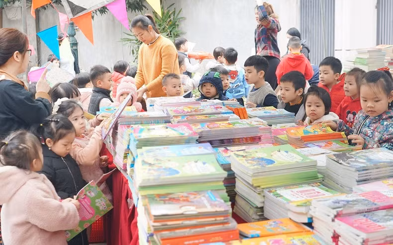 Children are eager to read books.