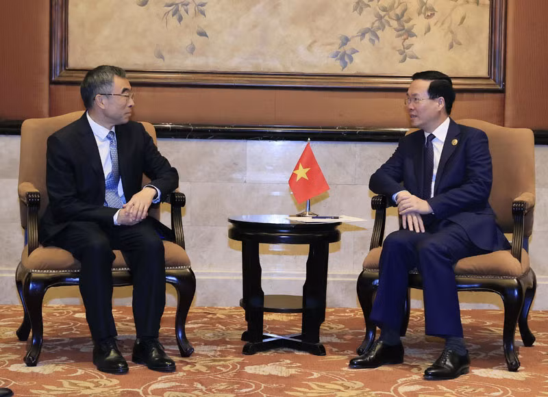 Vietnamese President Vo Van Thuong (R) and Chairman of Huawei Liang Hua at their meeting in Beijing on October 19. (Photo: VNA)