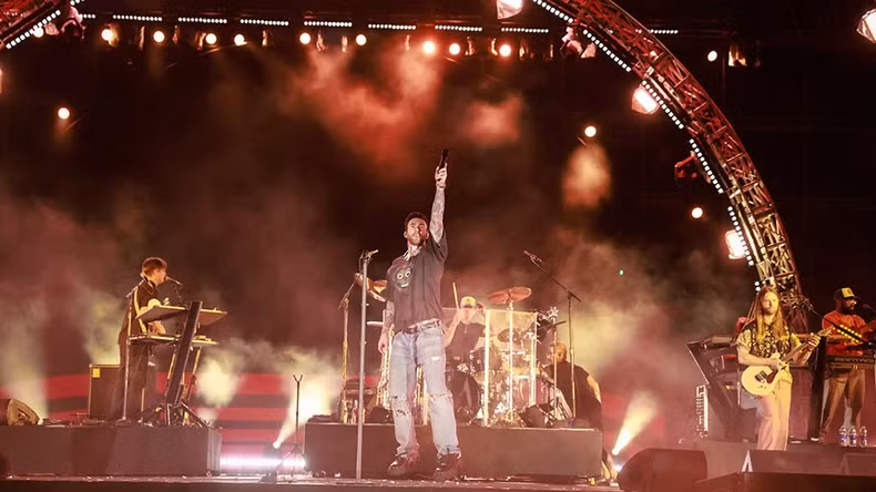 Singer Adam Levin of Maroon 5 performs in Phu Quoc. (Photo: 8Wonders) Singer Adam Levin of Maroon 5 performs in Phu Quoc. (Photo: 8Wonders)