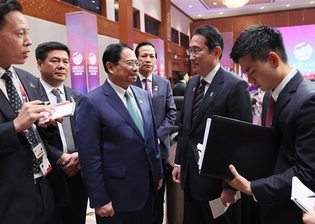 Vietnamese Prime Minister Pham Minh Chinh (third from left) meets with his Japanese counterpart Kishida Fumio in Jakarta, Indonesia, on September 6. (Photo: VNA)