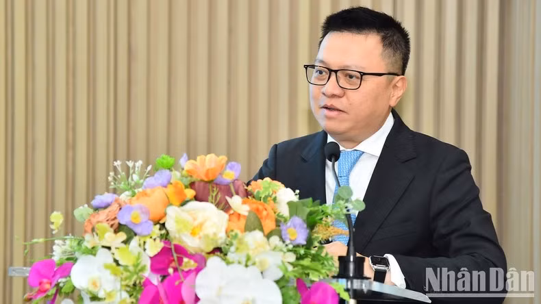 Nhan Dan Newspaper Editor-in-chief speaks at the ceremony.