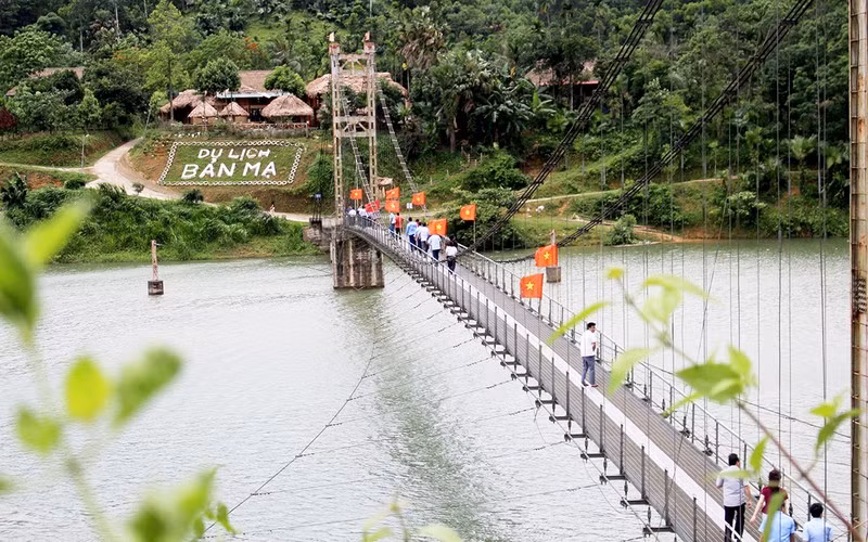 Visitors to Ma Village community-based tourism site in Thuong Xuan District, Thanh Hoa Province. 