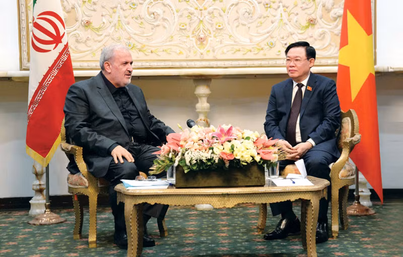NA Chairman Vuong Dinh Hue (right) receives Iranian Minister of Industry, Mine and Trade Abbas Aliabadi. (Photo: Doan Tan/daibieunhandan.vn)