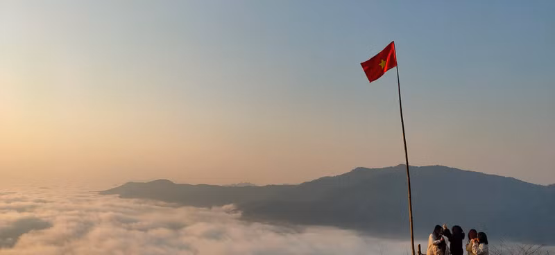 Many huts are built for visitors to enjoy the wonderful scenery and moments, with the sea of clouds floating amidst the majestic mountains.