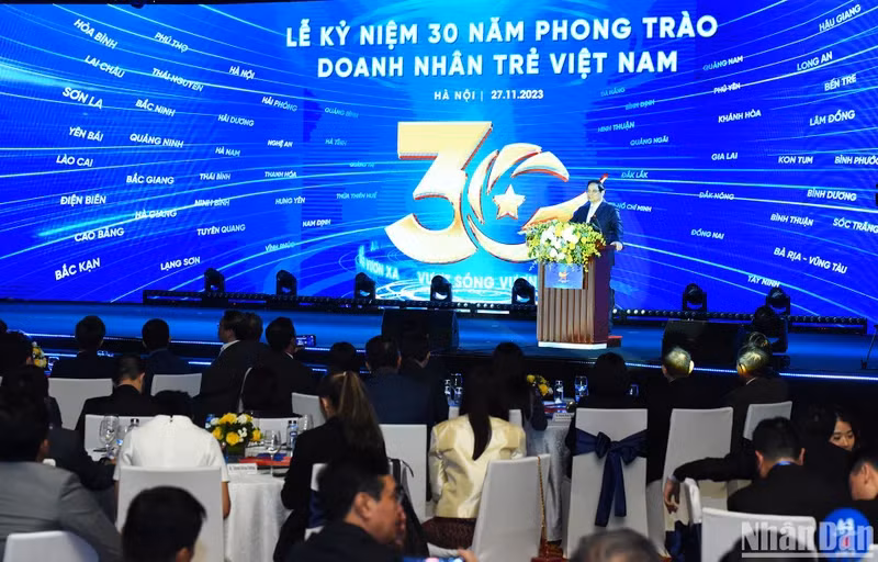 PM Pham Minh Chinh speaks at the ceremony marking 30 years of the young Vietnamese entrepreneurs’ movement in Hanoi on November 27. (Photo: NDO)