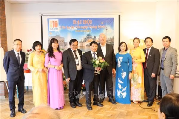 Members of the new executive committee of the club (Photo: VNA)