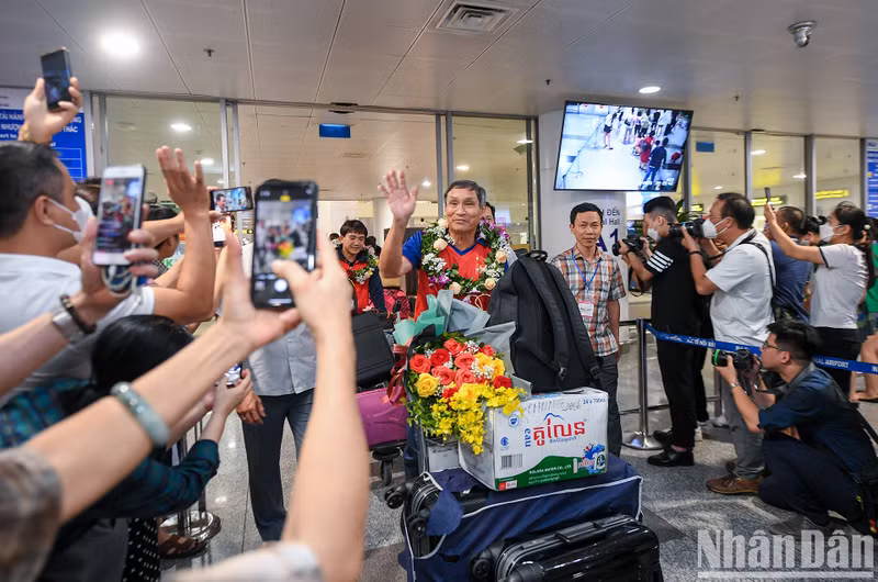 In Pictures: Vietnamese women’s football team returns home to fans’ warm welcome ảnh 1 In Pictures: Vietnamese women’s football team returns home to fans’ warm welcome ảnh 1
