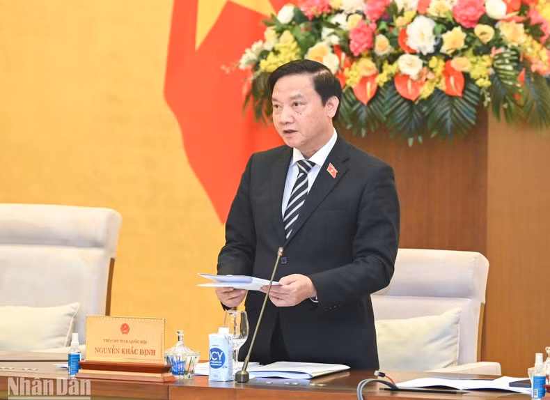 NA Vice Chairman Nguyen Khac Dinh hosts the discussion related to the proposed law building programme for 2024 and the adjustments to the law and ordinance building programme in 2023.