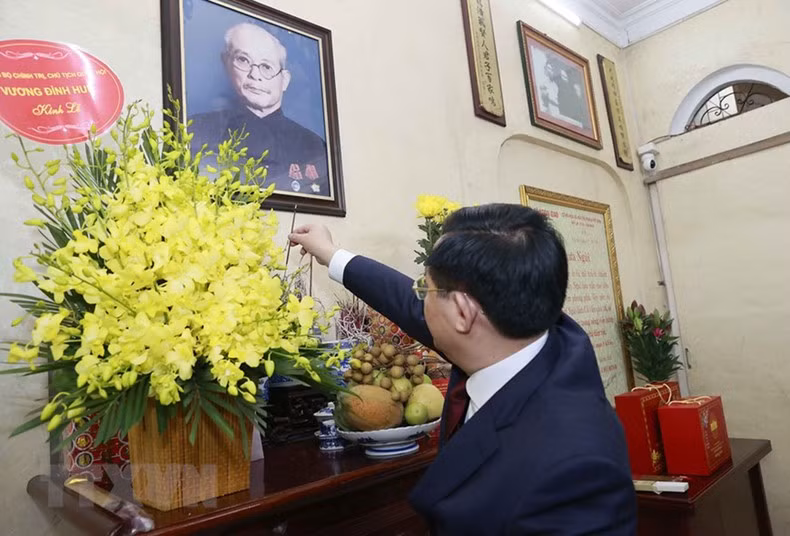 NA Chairman Vuong Dinh Hue pays tribute to late top legislator Bui Bang Doan. (Photo: VNA)