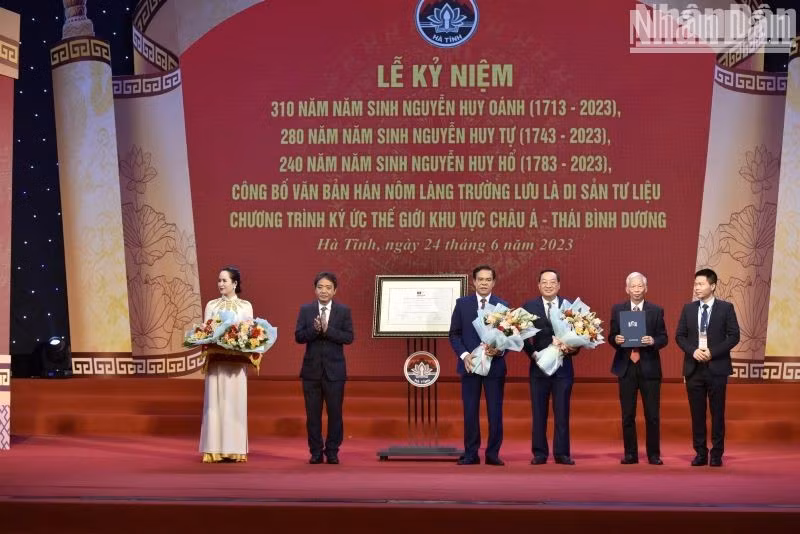 The Deputy Minister of Culture, Sports and Tourism presents the certificate recognising the Sino-Nom Documents of Truong Luu Village as a Documentary Heritage under the Memory of the World Programme for the Asia-Pacific region.