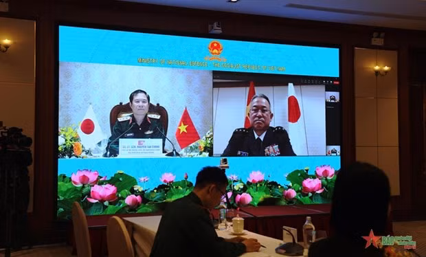 Sen. Lieut. Gen. Nguyen Tan Cuong, Chief of the General Staff of the Vietnam People’s Army, holds online talks with General Yoshida Yoshihide, Chief of Staff of the Japan Self-Defence Forces Joint Staff (Photo: qdnd.vn) 