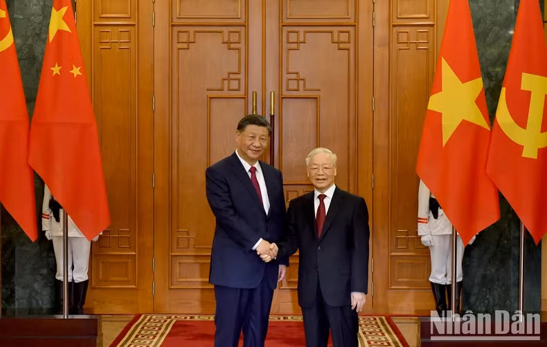 Party General Secretary Nguyen Phu Trong (right) and Chinese Party General Secretary and President Xi Jinping. (Photo: NDO)