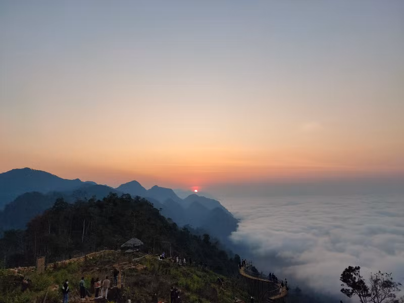 The most beautiful sunrise only takes place over about 15 minutes. Visitors should plan their travel accordingly, so as not to miss the opportunity to enjoy the sunrise. Visitors can use websites that provide information about the most accurate time for sunrise.