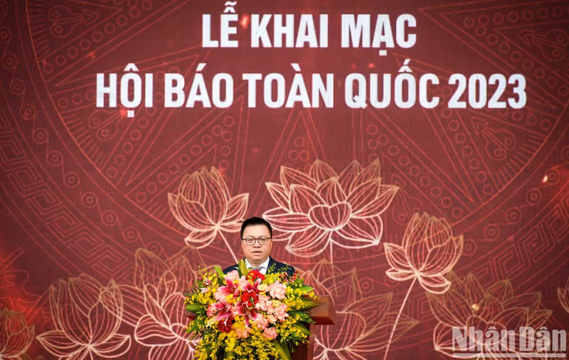 Member of the PCC, Editor-in-chief of Nhan Dan Newspaper, Deputy Head of the PCC’s Commission for Communications and Education, and Chairman of the Vietnam Journalists’ Association Le Quoc Minh delivers an opening speech.