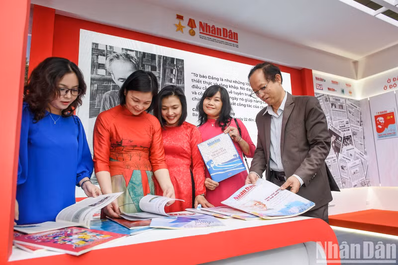 The pavilion of Nhan Dan Newspaper receives great attention from the public.