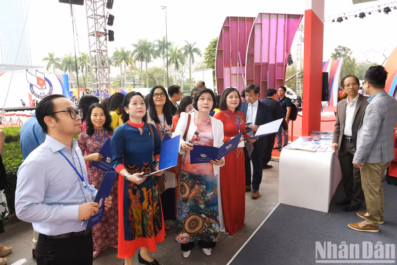 The organising committee judges the booths at the National Press Festival.