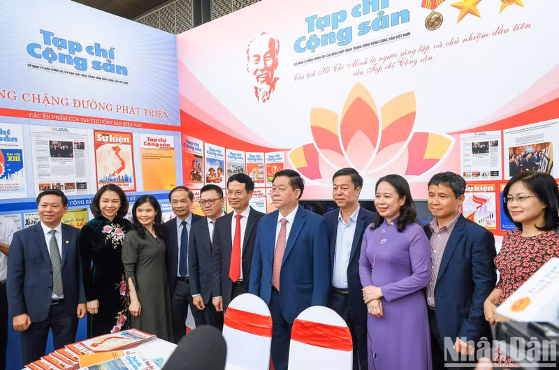 The delegates take a photo at the pavilion of Tap Chi Cong San (Communist Review).
