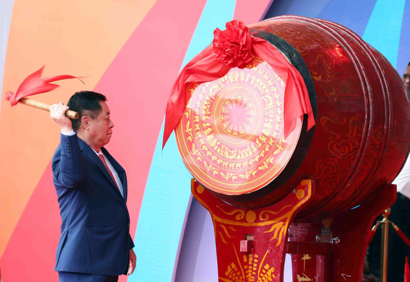 Secretary of Party Central Committee (PCC) and Head of the PCC’s Commission for Communications and Education Nguyen Trong Nghia beats the drum to open the 2023 National Press Festival.