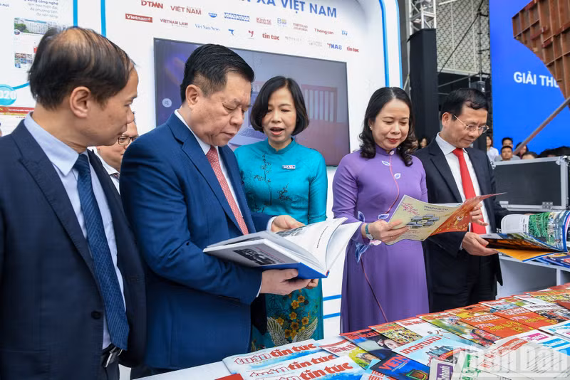 Party and State leaders visit the pavilion of Vietnam News Agency.