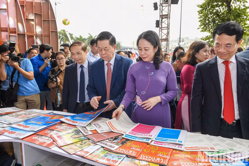 Party and State leaders and delegates visit the pavilions at the press festival.