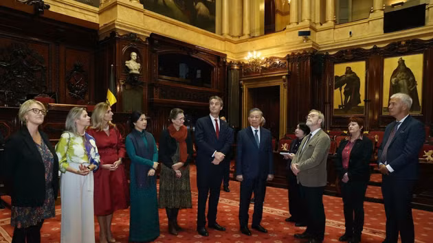 General Secretary and President To Lam and his spouse Ngo Phuong Ly, together with Speaker of the Senate Vincent Blondel and President of the House of Representatives Peter De Roover, visit the Belgian Parliament. (Photo: VNA)