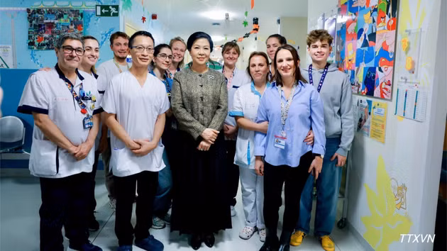 Madam Ngo Phuong Ly, spouse of the General Secretary and President, meets with the staff of the Queen Fabiola Children’s University Hospital (HUDERF). (Photo: VNA)