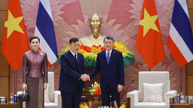 Prime Minister Le Minh Hung welcomes King of the Kingdom of Thailand Maha Vajiralongkorn Phra Vajiraklaochaoyuhua and the Queen. (Photo: TRAN HAI)