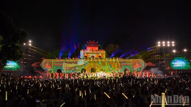 Light performance at the closing ceremony. (Photo: THE DAI)