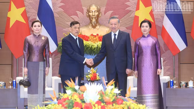 General Secretary and President To Lam and his spouse with King of Thailand Maha Vajiralongkorn Phra Vajiraklaochaoyuhua and the Queen at the talks. (Photo: DANG KHOA)