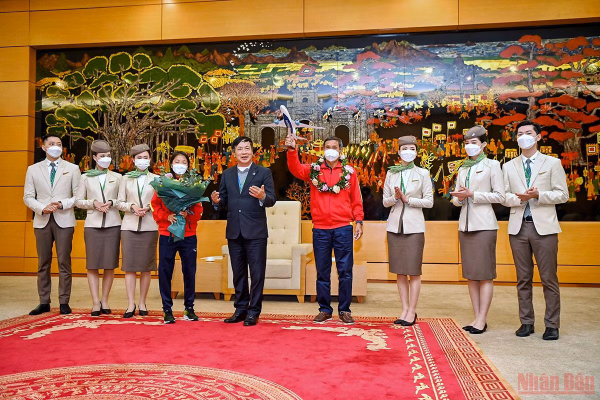 Homecoming ceremony for women’s football squad after historic World Cup ticket ảnh 9