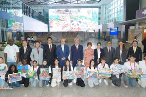 Hoang Ngoc Han (front row, second from left) poses with other prize winners. (Photo: VNA)