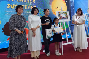 Pham Doan Tu Uyen wins first prize with her entry ‘Cung Trang Xuong Pho’ (Walking Down the Street with the Moon)