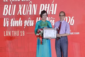 Poet Bang Viet (R) receives the Grand Prize at the ceremony (Photo: VNA)