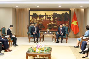 Deputy Prime Minister Nguyen Van Thang (right) receives Chairman and CEO of US-based R3 Lithium Linh Austin in Ha Noi on September 21. (Photo: VNA)