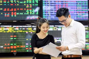 Investors monitor the stock market. (Photo: Dang Anh)