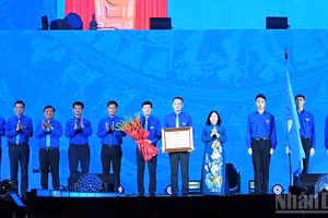 Politburo member Bui Thi Minh Hoai presents the First-Class Labour Order to the Viet Nam Youth Federation. (Photo: LINH PHAN)