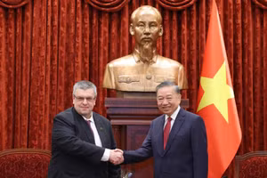 General Secretary of the Communist Party of Viet Nam Central Committee and President To Lam and a TASS reporter. (Photo: Vietnamese Ministry of Foreign Affairs)