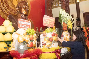 Vice President Vo Thi Anh Xuan pays floral and incense tribute to late President Ton Duc Thang. (Photo: Thanh Dung)