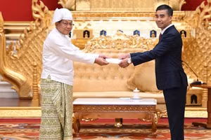 Vietnamese Ambassador to Myanmar Nguyen Anh Duc presents his credentials to Myanmar President Min Aung Hlaing. (Photo: Vietnamese Embassy in Myanmar)