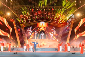 A performance at at the “Proud Viet Nam Moves Steadfastly Forward” art programme 