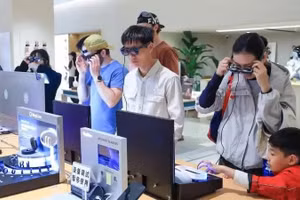 Customers try out smart glasses at a store in Shenzhen City, Guangdong Province, China. (Photo: Xinhua)