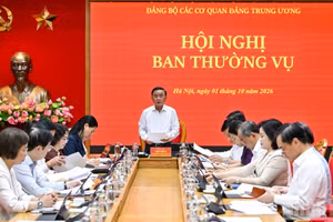 Politburo Member, Standing Member of the Party Central Committee’s Secretariat and Secretary of the Party Committee of Central Party Agencies Tran Cam Tu speaks at the meeting of the Standing Board of the Party Committee of Central Party Agencies in Ha Noi on October 1. (Photo: VNA)
