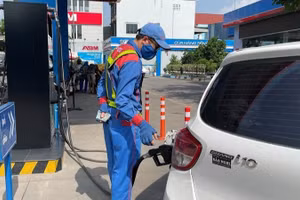 Tax support for petrol and oil is extended to ease cost pressures on people and businesses. (Photo: KD)