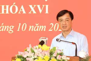 Politburo member Nguyen Duy Ngoc speaks at a meeting with voters in Can Tho. (Photo: PHAM TRUNG)