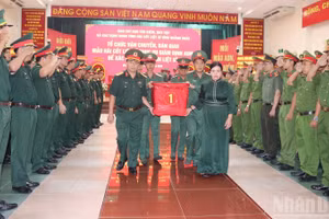 Delegates pay their respects as samples from the remains of fallen soldiers are handed over to the Military Forensic Institute for DNA testing. (Photo: HIEN CU)