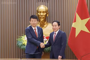 Deputy Prime Minister Le Tien Chau (right) and Prof. Hongbin Cai, Dean of the University of Hong Kong (HKU) Business School, at their meeting in Ha Noi on October 20, 2026. (Photo: VGP)